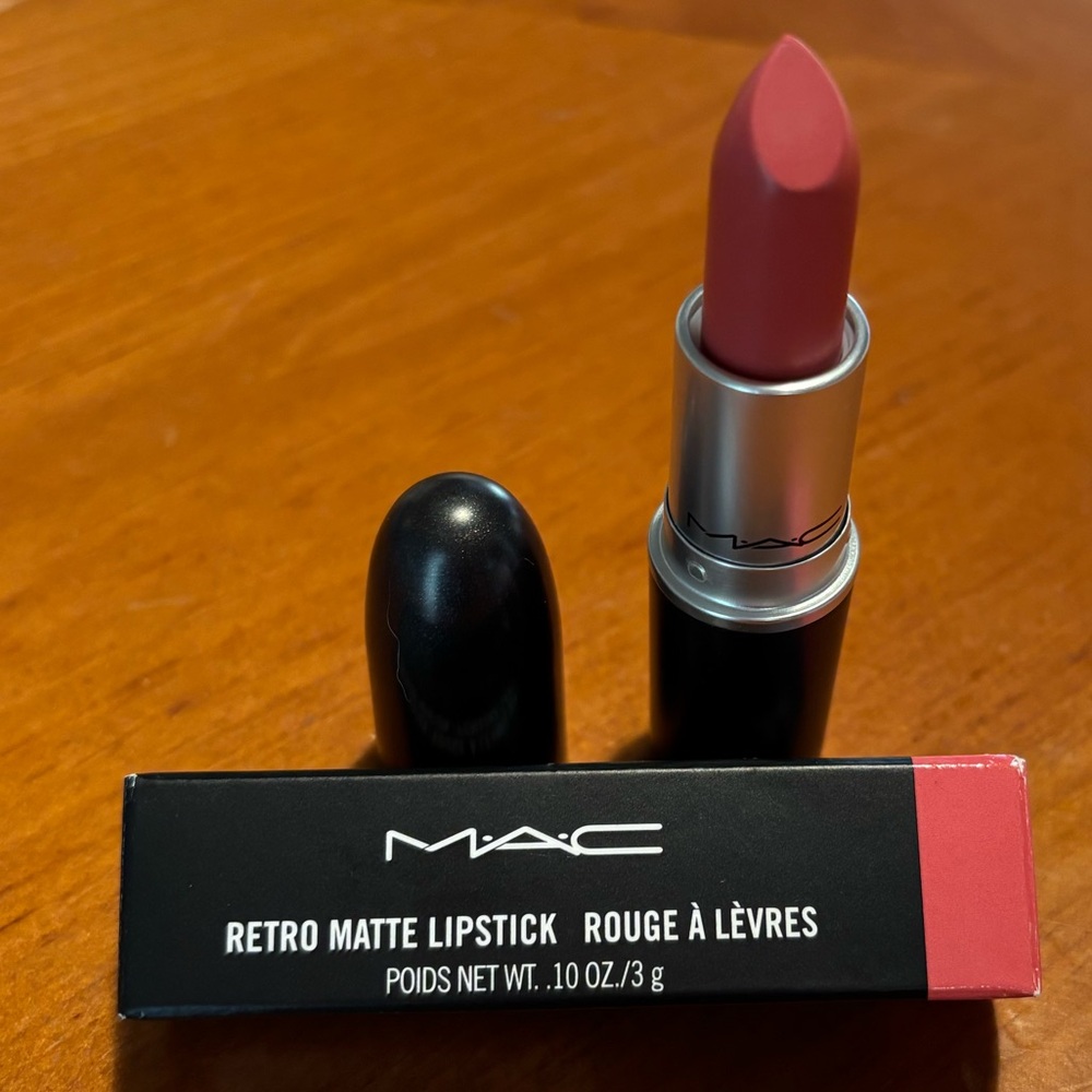 MAC Retro Matte Lipstick Runway Hit - Picture 3 of 16